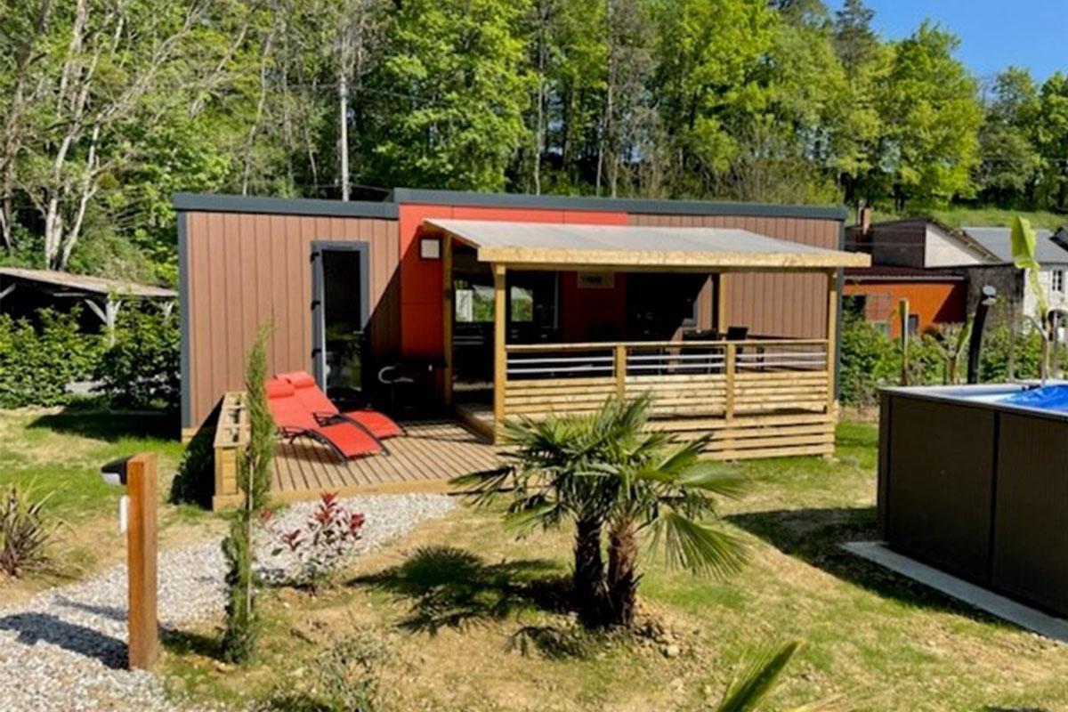 Aménagement et vue extérieure de la Terrasse bois sur-mesure Clairval pour Vinea Cottages (41) Centre Val de Loire 