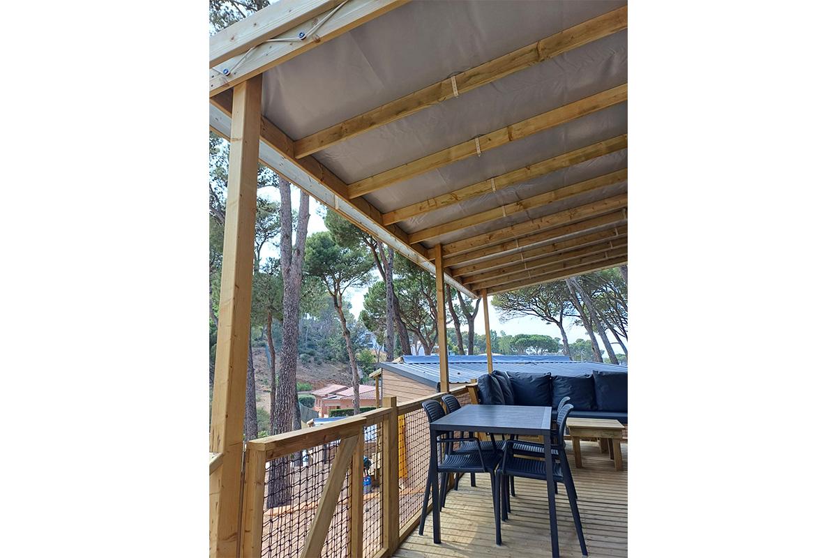 Aménagement et vue de la couverture  intérieure  d'une terrasse sur mesure  Clairval pour mobil-homes Premium