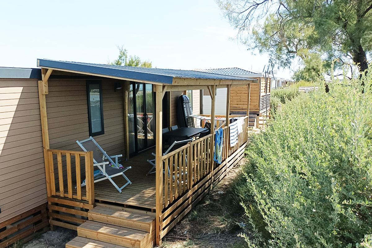 Aménagement et vue extérieure de la Terrasse bois sur-mesure Clairval pour le camping Sunélia Le Clos du Rhône