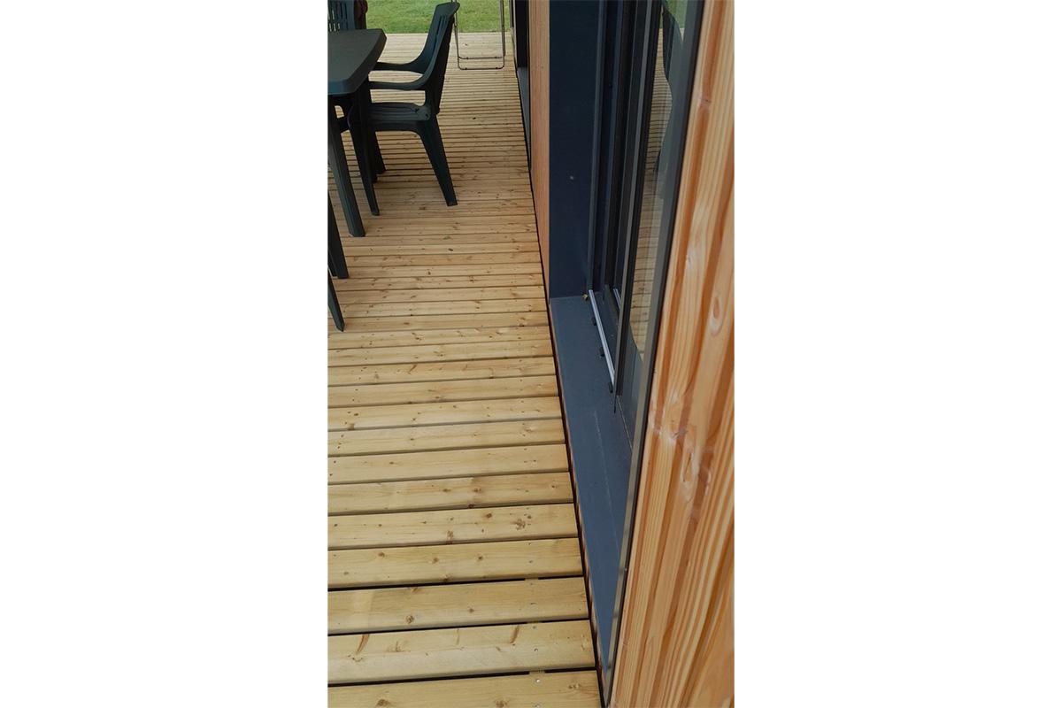 Conception terrasse sur-mesure Podium plancher sur toute la longueur du chalet soit 9,00m x3,00m  pour Camping le Florenville en Belgique