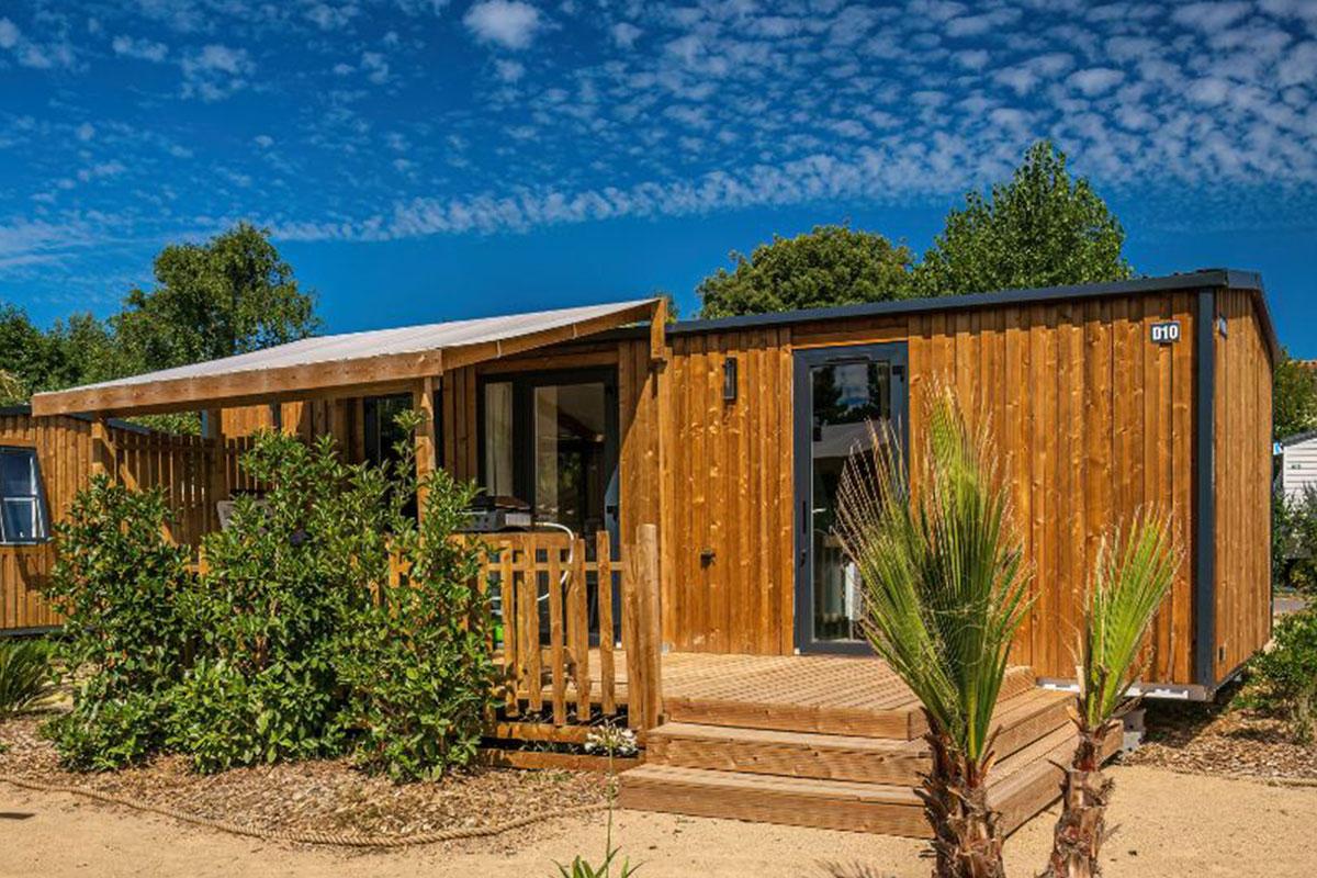 Aménagement et vue extérieure de la Terrasse bois sur-mesure Clairval pour Camping les Pirons aux Sables d'Olonnes (85) groupe Aloa Vacances