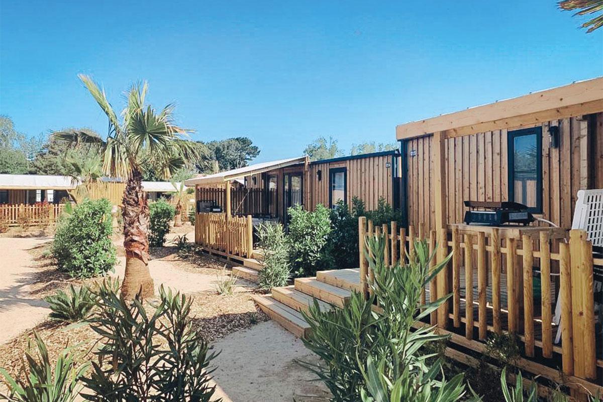 Aménagement et vue extérieure de la Terrasse bois sur-mesure Clairval pour Camping les Pirons aux Sables d'Olonnes (85) groupe Aloa Vacances