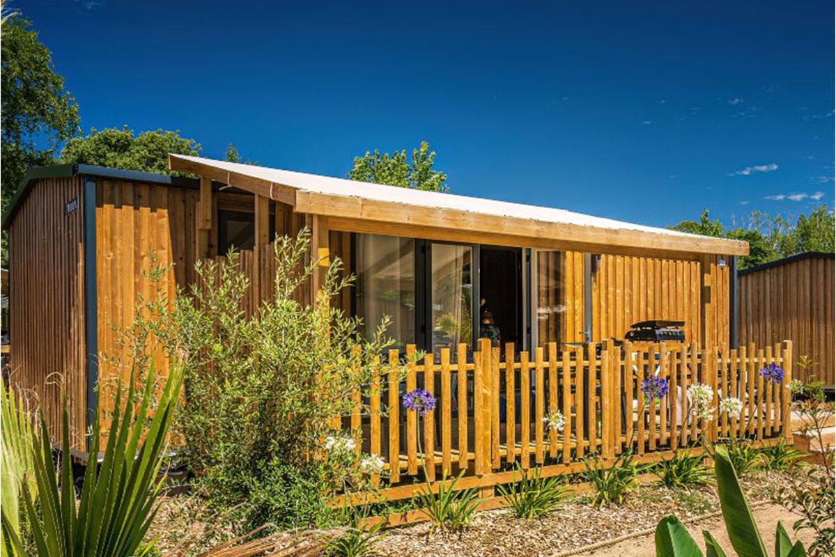 Aménagement et vue extérieure de la Terrasse bois sur-mesure Clairval pour Camping les Pirons aux Sables d'Olonnes (85) groupe Aloa Vacances