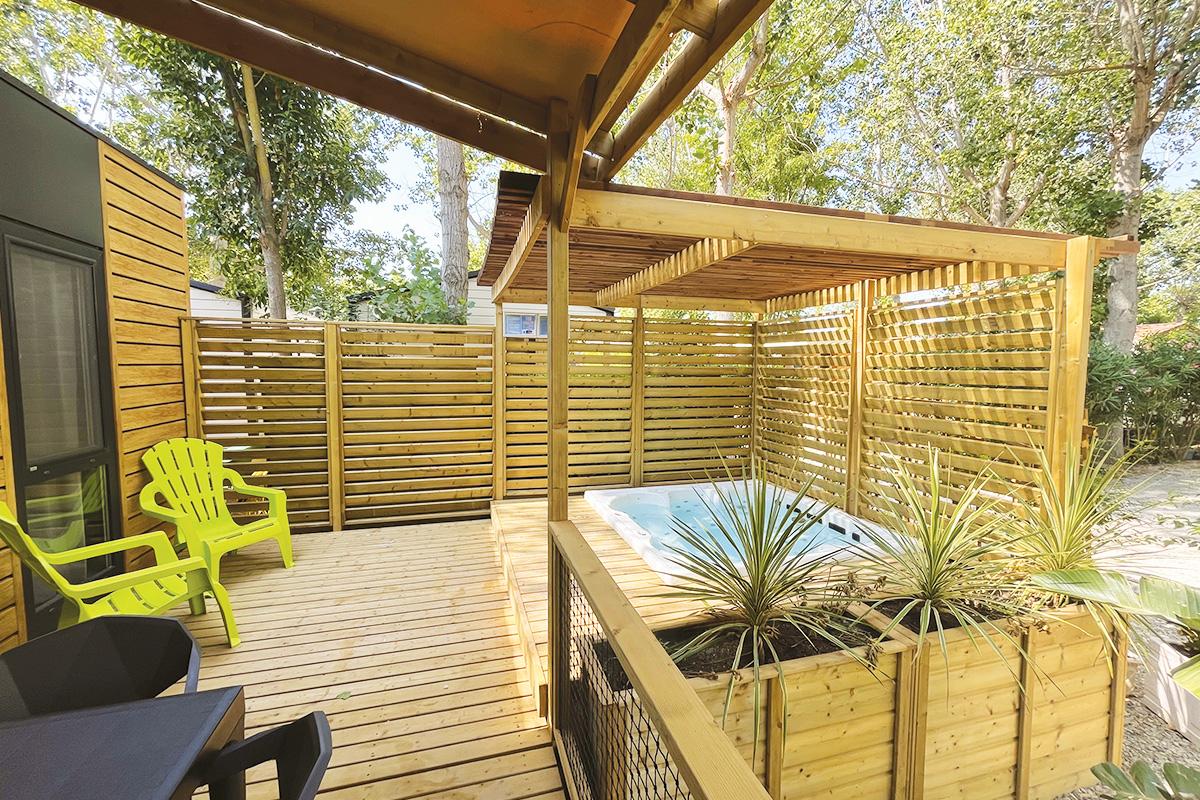 Conception terrasse sur-mesure Clairval 9mx2m60 couverte 5m toit Sunny avec extension module SPA couvert pergola brise soleil, pare vues persiennes et jardinières
