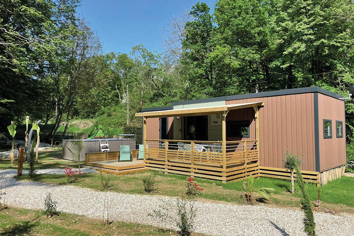 Aménagement et vue extérieure de la Terrasse bois sur-mesure Clairval pour Vinea Cottages (41) Centre Val de Loire 