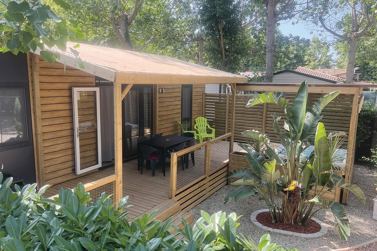 Vue globale conception terrasse sur-mesure Clairval 9mx2m60 couverte 5m toit Sunny avec extension module SPA couvert pergola brise soleil, pare vues persiennes et jardinières