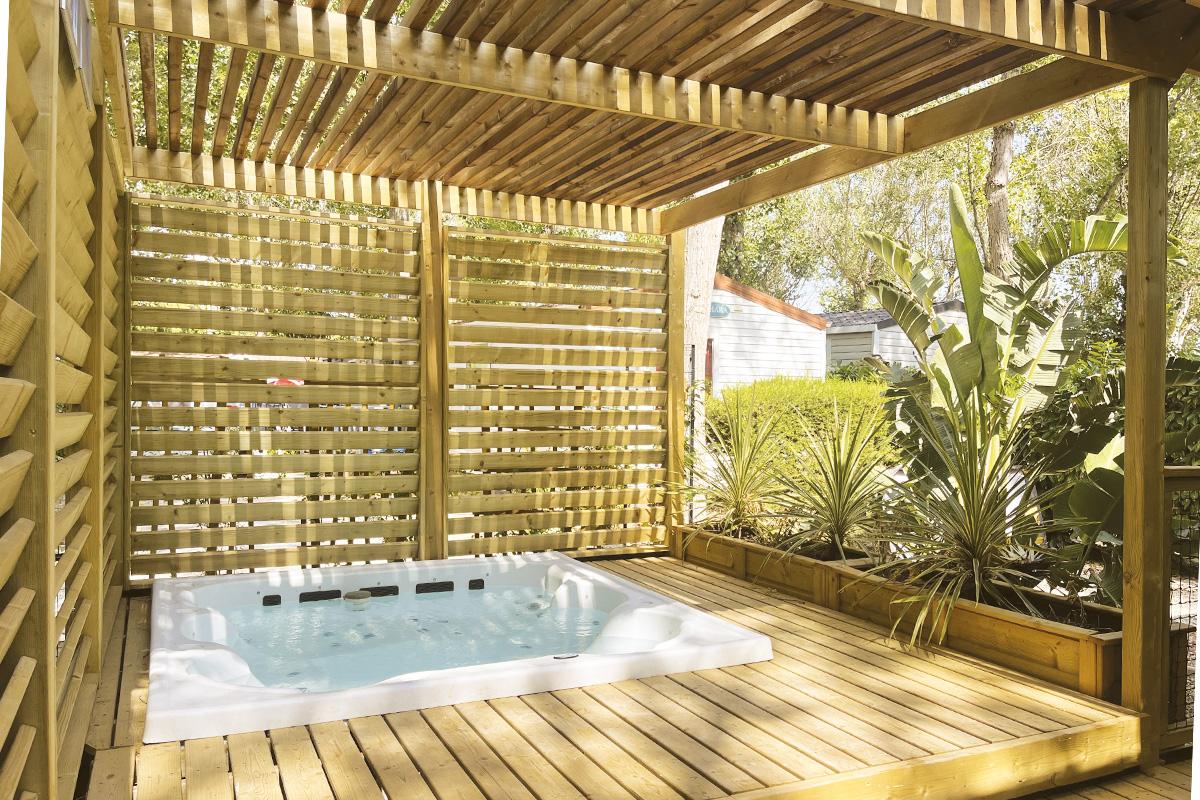 Conception terrasse sur-mesure Clairval 9mx2m60 couverte 5m toit Sunny avec extension module SPA couvert pergola brise soleil, pare vues persiennes et jardinières