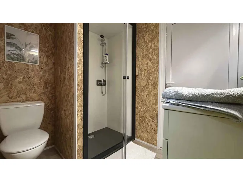 Vue intérieure côté WC et cabine de douche du sanitaire compact l’Escale