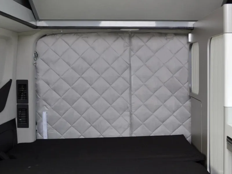 Vue intérieure d'un fourgon aménagé avec le Thermicamp® DOOR Clairval 