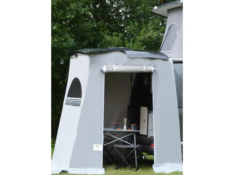 Equipement fourgon compact ou van du Spacecamp® SAS arrière Clairval ouvert et fixé sur le hayon de fourgon compact