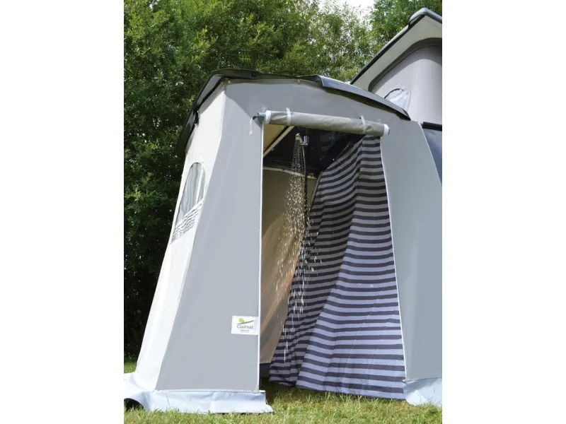 Equipement fourgon compact ou van du Spacecamp® SAS arrière Clairval ouvert et fixé sur le hayon de fourgon compact, la douche