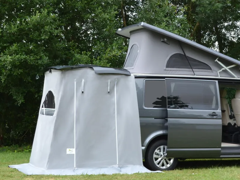 Equipement fourgon compact ou van du Spacecamp® SAS arrière Clairval fermé et fixé sur le hayon de fourgon compact