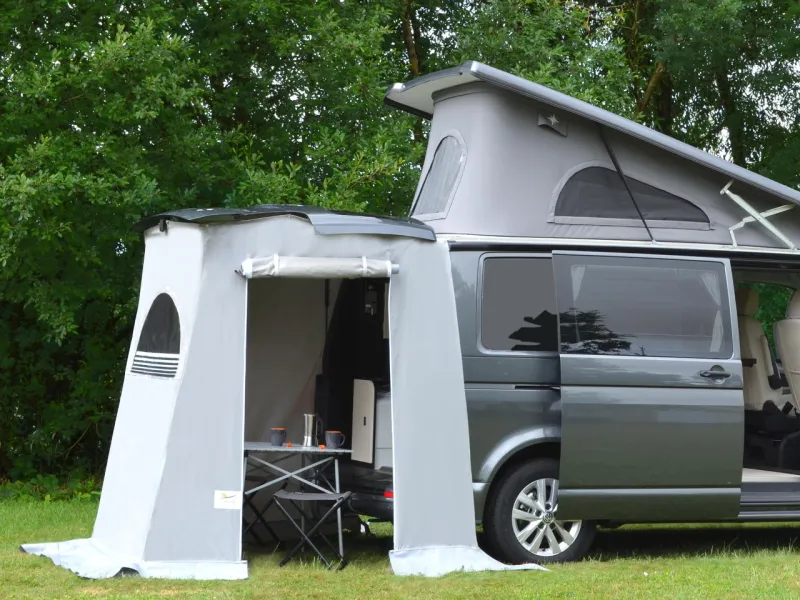 Equipement fourgon compact ou van Spacecamp® SAS arrière Clairval ouvert et fixé sur le hayon de fourgon compact