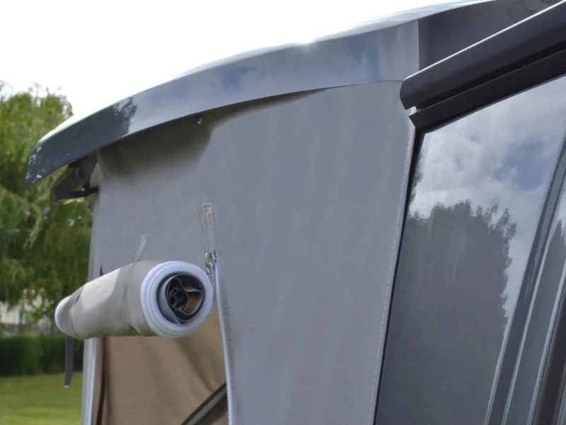 Porte d'accès enroulable de l'équipement fourgon compact ou van du Spacecamp® SAS arrière Clairval 