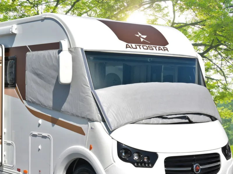 Volet isolant thermique Isoval Intégral Clairval en position ouverture façade sur camping-car Intégral AUTOSTAR