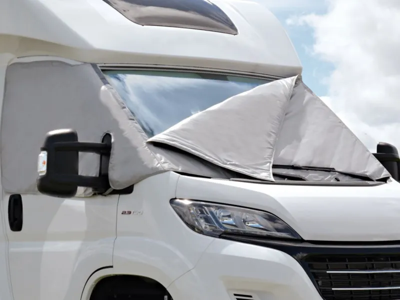 Isoval "Luxe" Clairval sur camping-car profilé FIAT Ducato, un volet isolant à hautes performances