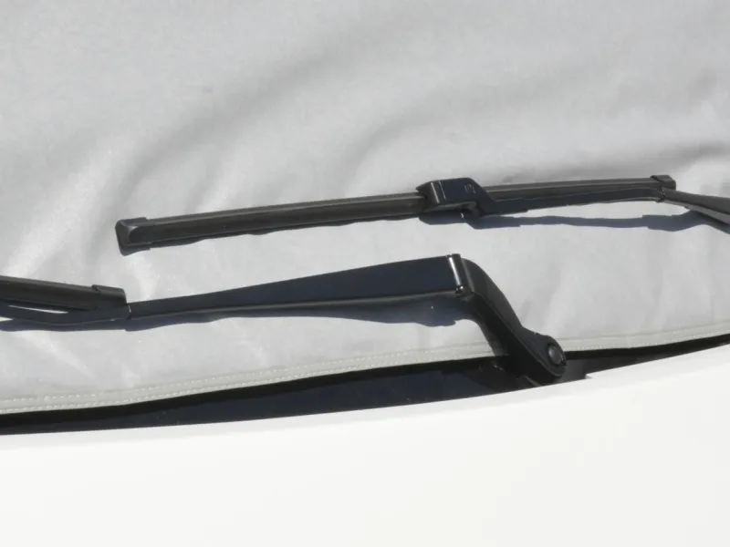 Placage du volet de protection thermique Isoval Intégral Clairval sur le pare-brise