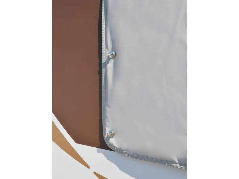 Fixation côté passager par boutons-pressions Tenax® de la protection thermique Isoval Intégral Clairval