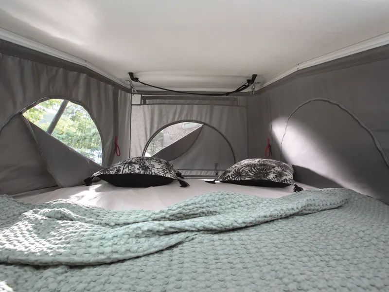 vue intérieure pop up thermicamp roof Clairval sur fourgon challenger gamme TRIGANO