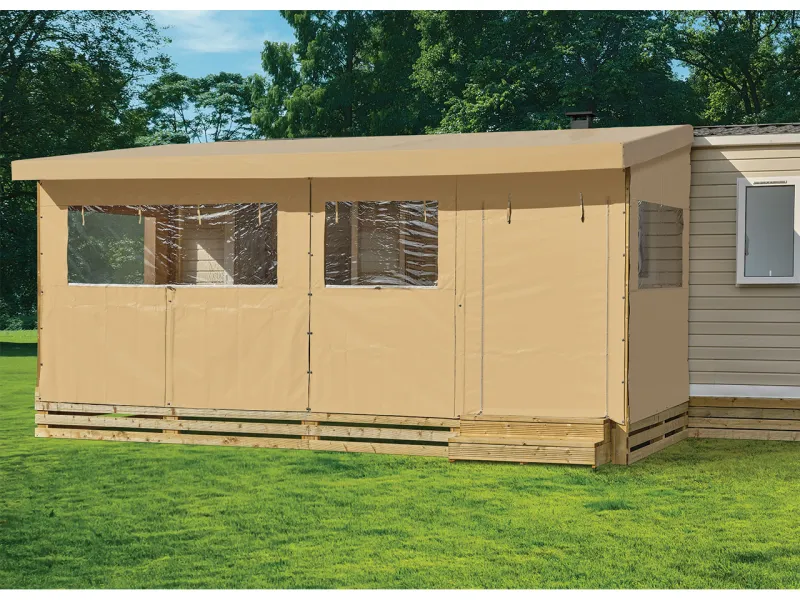 Toiles pvc de côté profondeur 2,60 m et toile de façade longueur 6,00 m coloris Café avec porte fermée sur terrasse bois mobil-home Select de Clairval