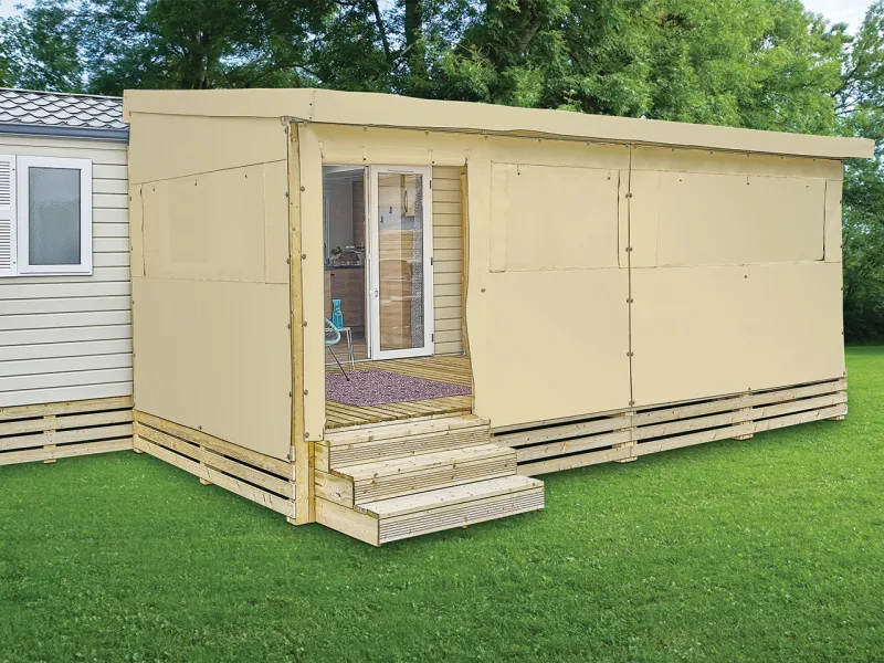 Toiles pvc cotés profondeur 3,00 m et façade largeur 6,00 m coloris Champagne avec porte ouverte et volets fermés sur terrasse bois mobil-home Tamise de Clairval