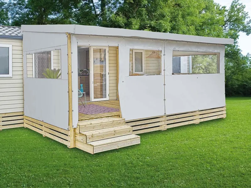 Terrasse bois Tamise 6,00x3,00m couverte 6,00x3,30m coloris des toiles pvc blanc avec baies standards et porte enroulable vers le haut.