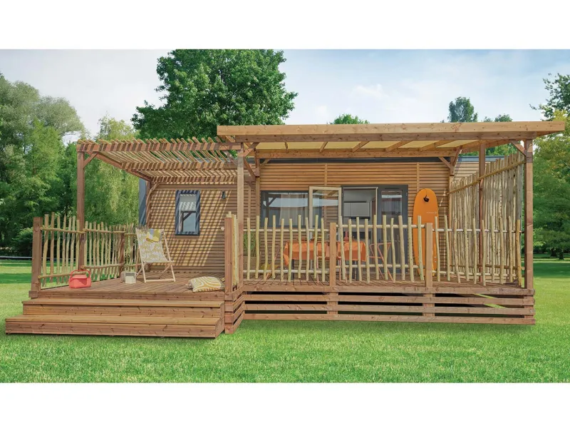 Terrasse bois marron Podium Clairval Terra Euca 7,00x3,00m/4,00m, couverte toit SUNNY 5,00m avec avancée podium et option pergola brise-soleil Euca, vue de face