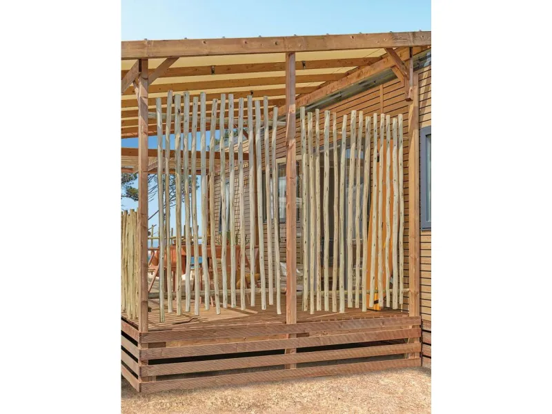 Pare-vue bois en bâtons eucalyptus Clairval positionnable de série sur le côté couvert terrasse bois Clairval
