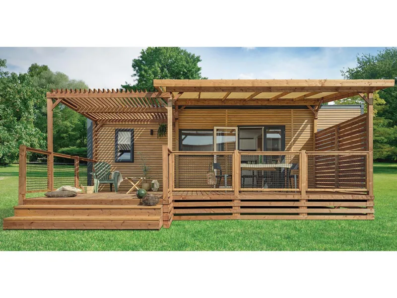 Terrasse bois marron Podium Clairval Terra Pyla 7,00x3,00m/4,00m, couverte toit SUNNY 5,00m avec avancée podium et option pergola brise-soleil toit bois, vue de face