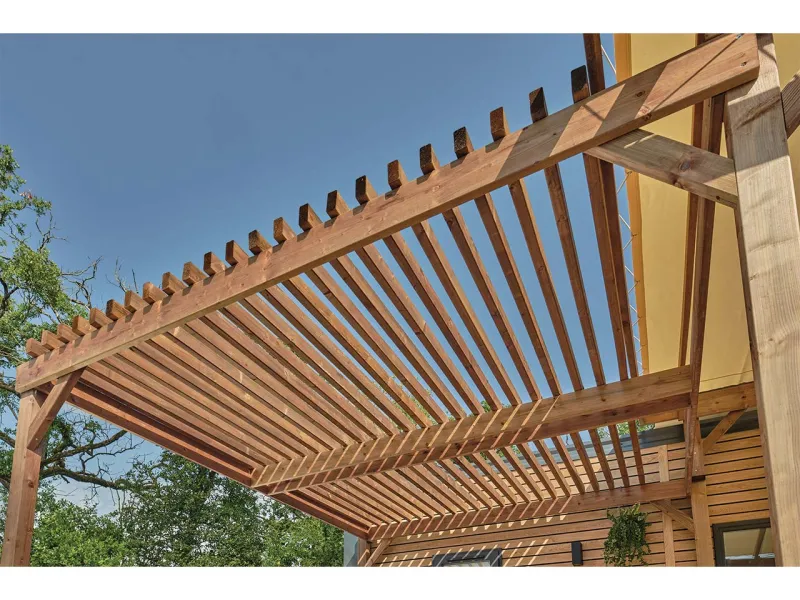 Option pergola brise-soleil toit bois et détail des chevrons pour terrasse Terra Euca bois marron Clairval