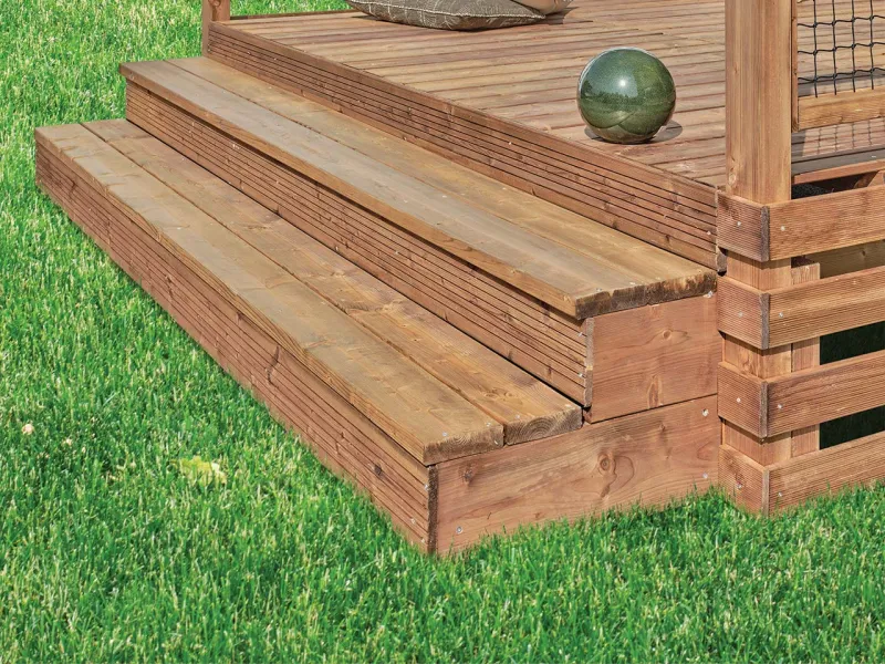 Détail de l'escalier terrasse Podium Clairval Terra bois marron