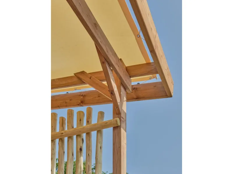 Détail de la charpente avant toit Sunny terrasse Clairval avec débord de 23 cm et fixation par sandow, poulies