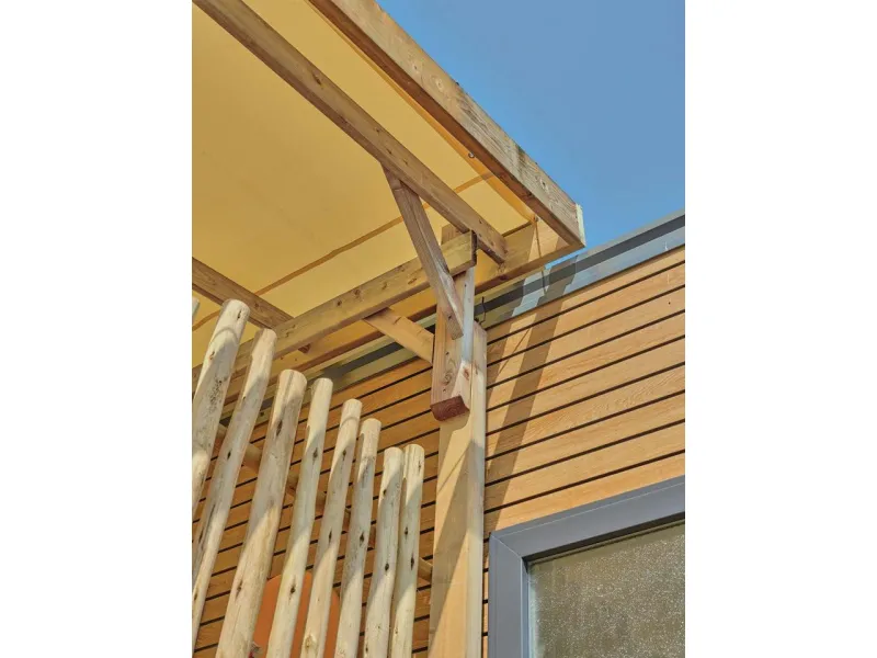 Détail de la charpente arrière toit Sunny terrasse Clairval avec débord de 23 cm et fixation par sandow, poulies et rail arrière avec bavette d'étanchéité intégrée