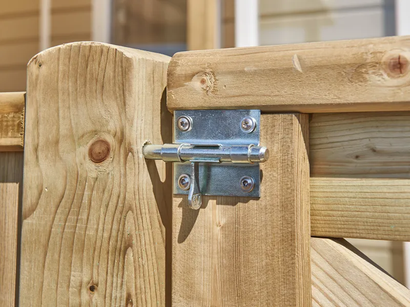 Vue rapprochée du loquet de fermeture du portillon un battant sur roulette, option pour terrasse bois Clairval