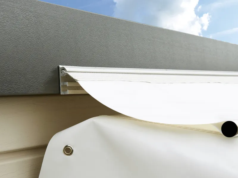 Système d'étanchéité entre le toit du mobil-home et la couverture de la terrasse bois Clairval