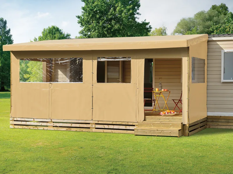 Terrasse bois gamme classique Select 6m couverte 6m avec toiles de côté et toiles en façades, toile PVC, porte ouverte