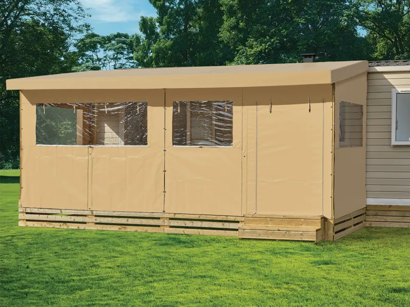 Terrasse bois gamme classique Select 6m couverte 6m avec toiles de côté et toiles en façades, toile PVC, porte fermée