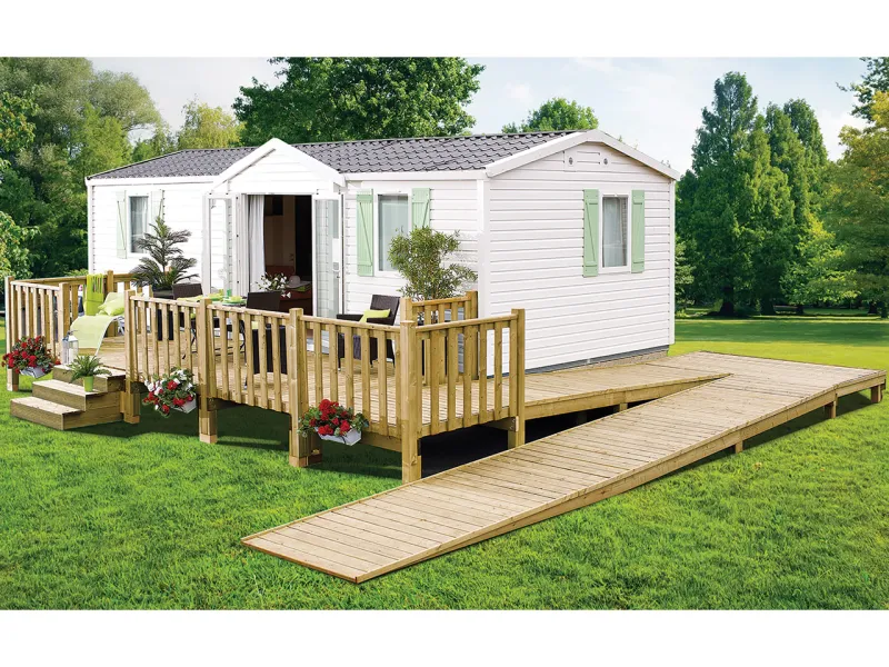 Rampe d'accès PMR Zig-Zag Clairval positionnée sur le côté de la terrasse de mobil-home