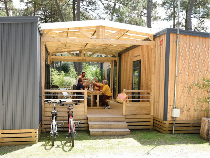 Terrasse bois Clairval Tribu XL version Eden Villages, positionnée entre 2 mobil-homes