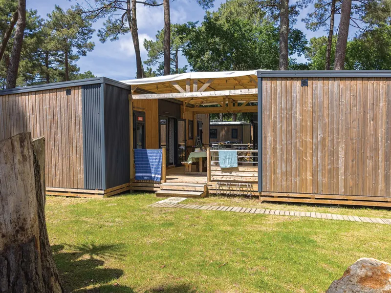 Terrasse bois Clairval Tribu XL version Eden Villages, positionnée entre 2 mobil-homes