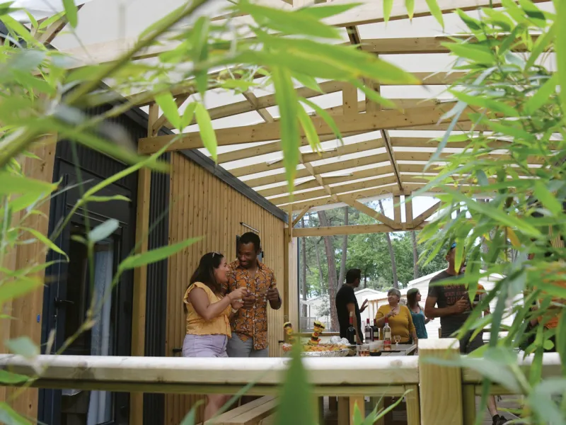 Vue de détail de la terrasse bois Clairval Tribu XL 