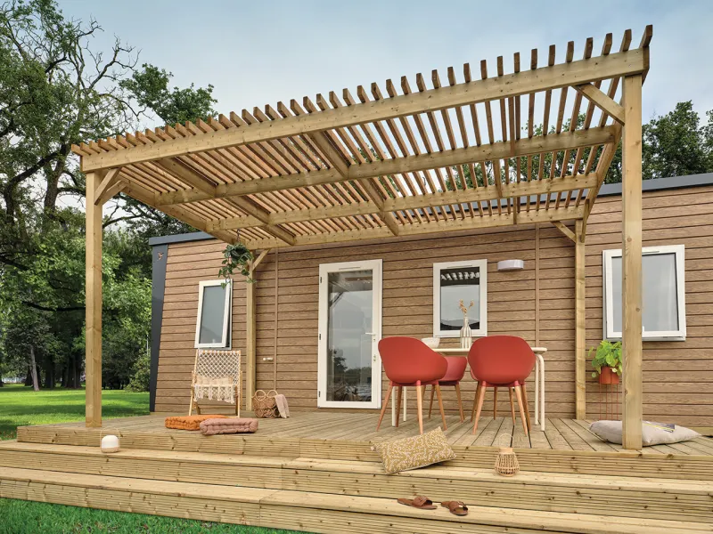 Vue de face de la Terrasse  bois Podium Clairval  Ibiza  6,85X3,45 m option pergola brise-soleil 4m50 
