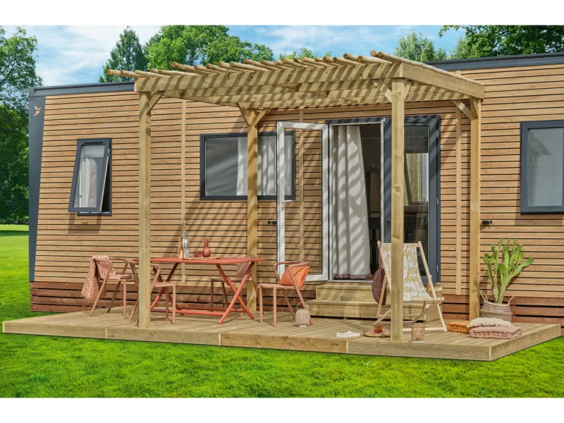 Terrasse au sol Clairval pour mobil-home : Castel 6,00 x 2,53 m avec option pergola brise-soleil EUCA longueur 30.0 m, escalier 2 marches longueur 155 cm & soubassements mobil-home