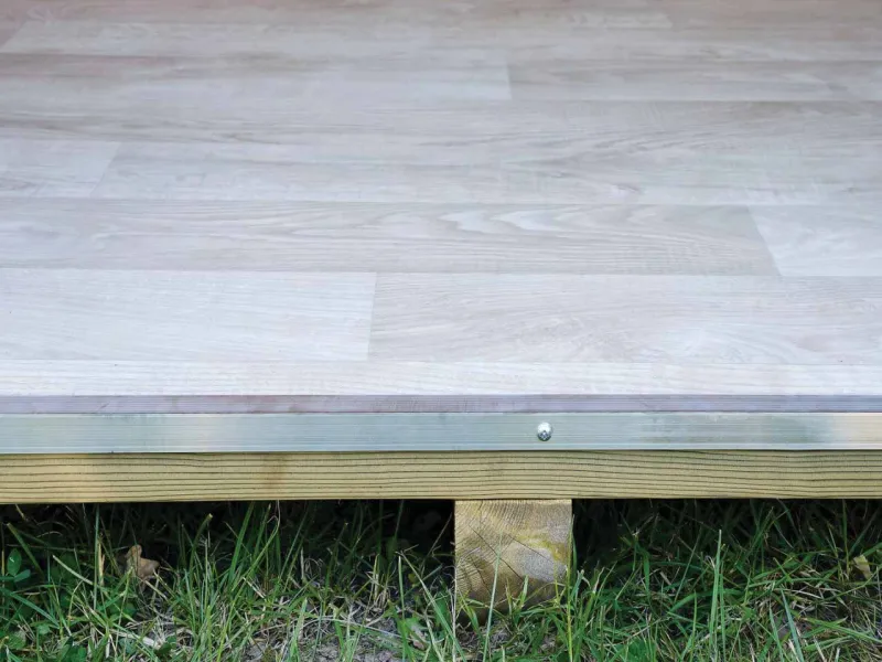 Abri de jardin "Littoral Premium" Clairval : détail de la finition au sol, linoléum et barre de seuil