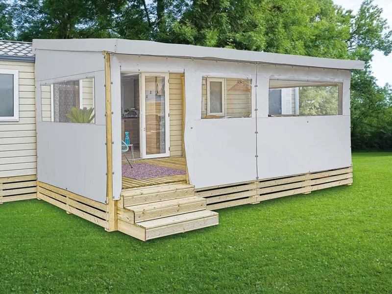 Toile pvc cotés profondeur 3,00 m et façade largeur 6,00 m coloris Blanc avec porte enroulable vers le haut sur terrasse bois mobil-home Tamise de Clairval 