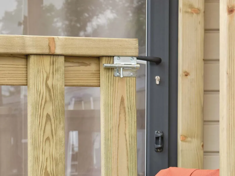 Vue rapprochée du loquet de fermeture du portillon un battant, option pour terrasses Clairval