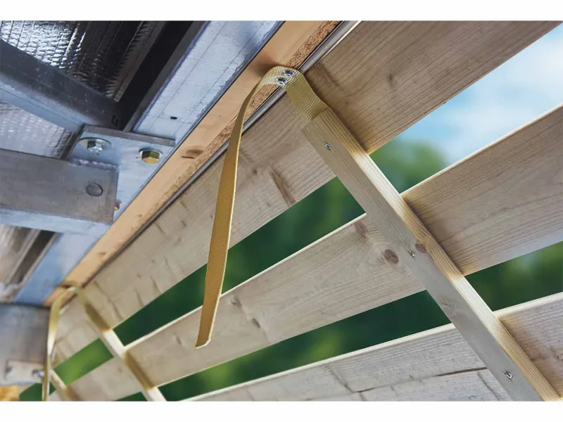 Vue de la fixation du soubassement bois en kit relevable sur sangles Clairval pour mobil-home