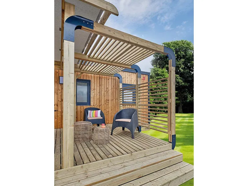 Terrasse bois Olympe gamme design de Clairval pour mobil-home, détail côté et toit persiennes