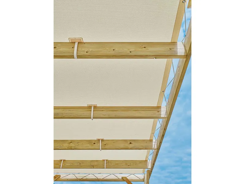 Terrasse bois Olympe gamme design de Clairval pour mobil-home, fixation toile avec rail arrière, sandow et poulies à l'avant