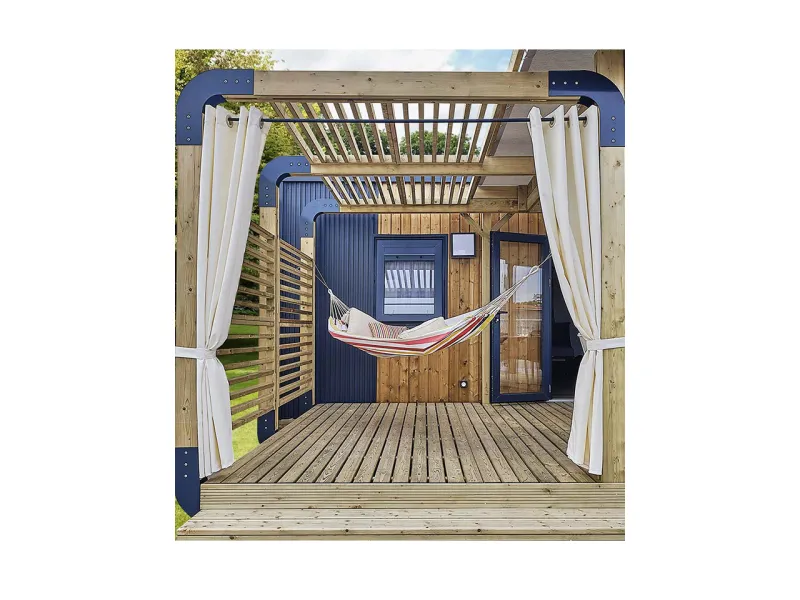 Terrasse bois Olympe gamme design de Clairval pour mobil-home, espace personnalisé en détente, rideaux non commercialiséx